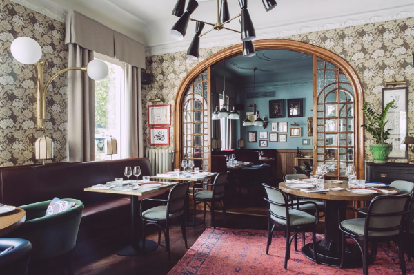 Cafe dengan dekorasi art deco yang mewah dan glamor